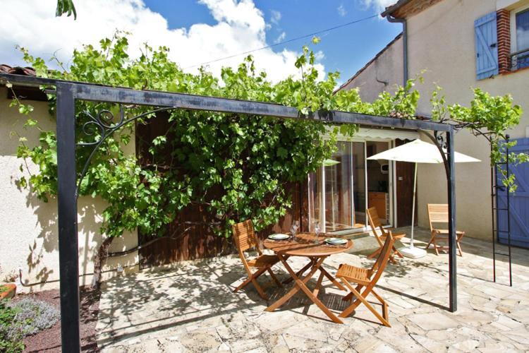 Au Mas Du Soleil Bed & Breakfast Senouillac Exterior photo